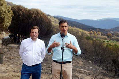 Férnandez Vara con Pedro Sánchez en la Sierra de Gata este domingo.