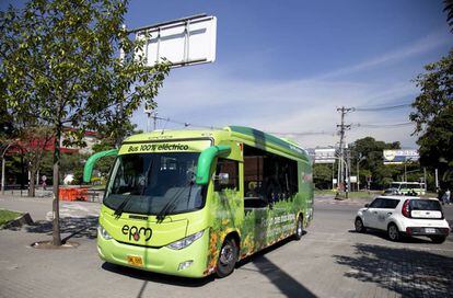 Un autobús eléctrico circula por las calles de Medellín.
