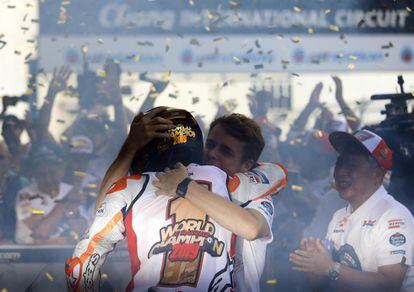 El piloto español es felicitado por su equipo Repsol Honda tras su sexto título mundial de MotoGP conseguido en el Gran Premio de Tailandia disputado este domingo en el circuito de Buriram.
