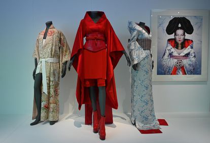 Quimonos de Freddie Mercury, Madonna y Bjork expuestos en la exposición 'Kimono: Kyoto to Catwalk' del museo Victoria and Albert Museum de Londres.