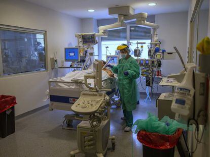 Un paciente de coronavirus en un box de la UCI del hospital de Torrejón, en Madrid, el pasado 28 de octubre.