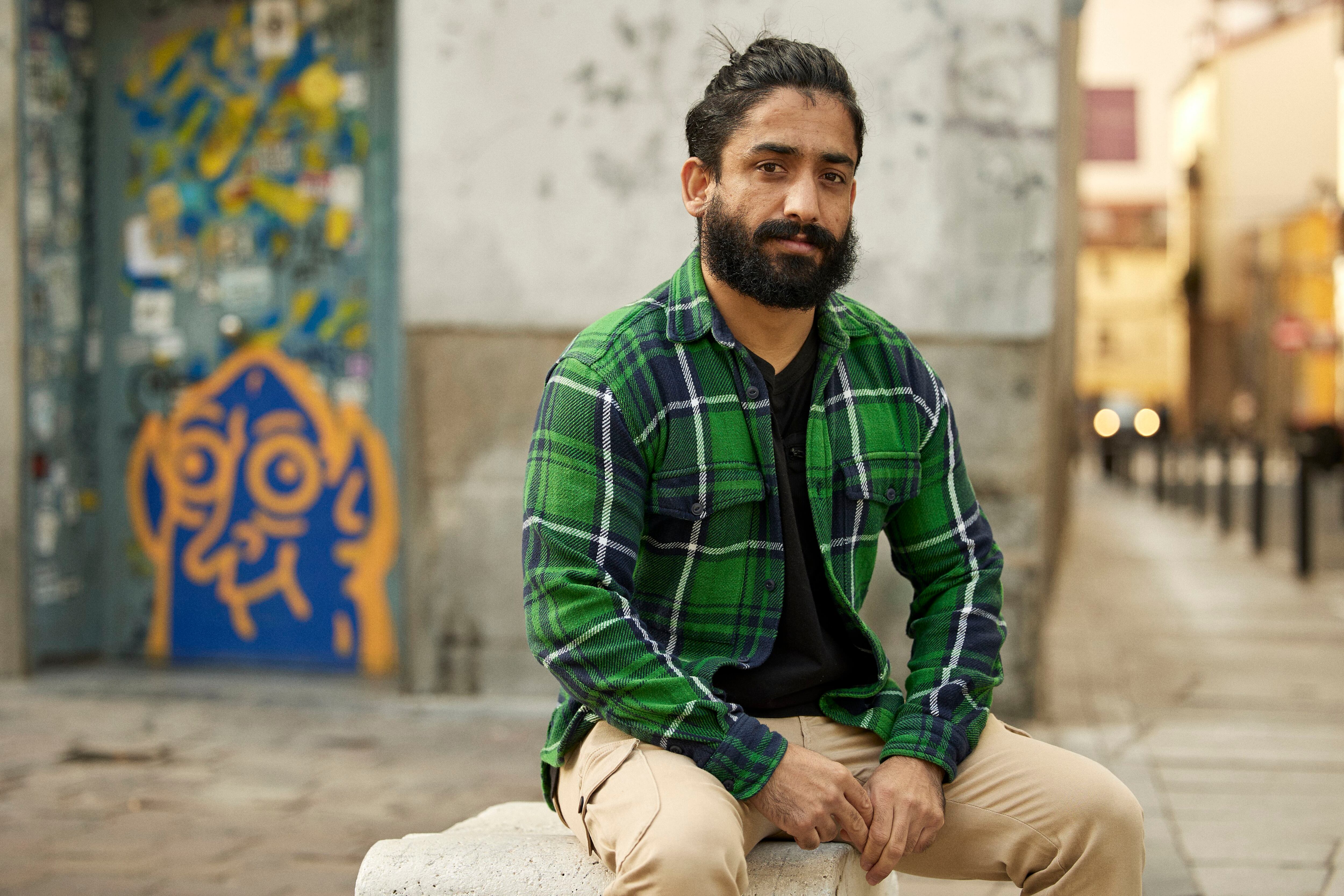 El intérprete afgano Daroiush Mohammadi, en el barrio de la Latina (Madrid).