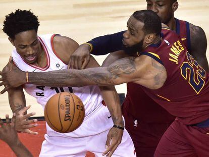 LeBron James forcejea con DeRozan.