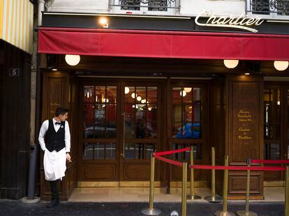 Un camarero fuma un cigarrillo durante un descanso en el Bouillon Chartier de París.
