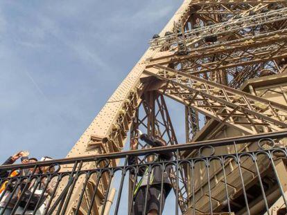 Turistas en la Torre Eiffel en París (Francia)