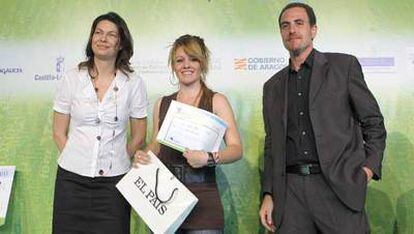 De izquierda a derecha, Lucía Figar, consejera de Educación de Madrid, Laura Caballero, y Enric Hernández, director adjunto de EL PAÍS.