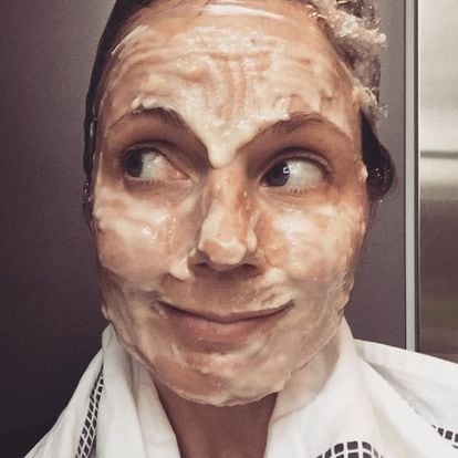 La ex Spice Girl Geri Halliwell compartió esta foto con la cara untada en mascarilla en su Instagram. "No estoy segura de si funciona, pero si es así, os lo haré saber", escribió en la red social. Junto a la imagen, añadió la receta del mejunje: aceite de oliva, vinagre y huevos para el pelo; plátano, yogurt y miel para la cara.