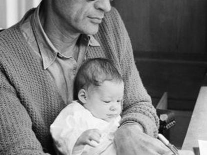 Arthur Miller, con su hija Rebecca en el regazo, retratado en 1962 por su esposa, Inge Morath.