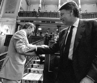 Julio Anguita y Felipe González se saludan en la sesión de apertura de la legislatura y de constitución de la Mesa del Congreso, tras las elecciones generales de 1993.