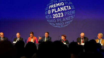El presidente del Grupo Planeta, José Crehueras, en le centro, durante la rueda de prensa celebrada en octubre de 2023 para dar a conocer detalles de las diez obras finalistas del LXXII Premio Planeta.