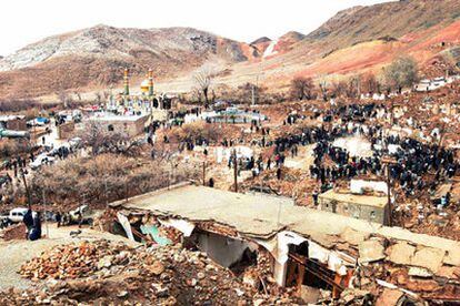 Imagen extraída de la emisión de Irinn TV que muestra los efectos del seismo en la ciudad de Zarand.