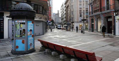 Vista de una calle vacía del centro de Oviedo (Asturias), este miércoles.
