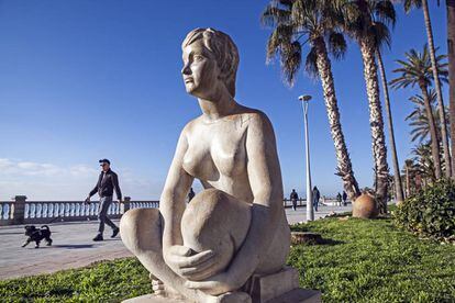 La escultura 'Dona asseguda nua', en el paseo de Sant Sebastià de Sitges (Barcelona).