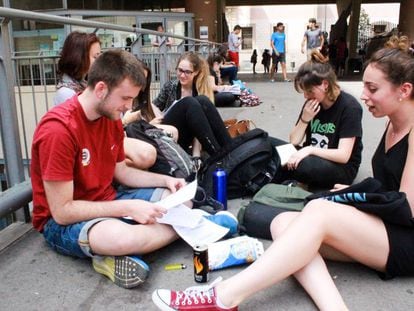 Estudiantes de Bachillerato repasando en un descanso de su examen de Selectividad en Barcelona.