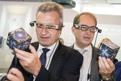 El comisario europeo de Economía y Sociedad Digitales, Guenther Oettinger (i), y el ministro de transporte alemán, Alexander Dobrindt (d), prueban unas gafas de realidad virtual en el expositor de EPSON durante la Feria IFA en Berlín.