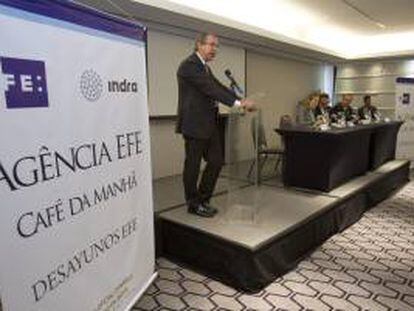 El presidente de la Agencia Efe, el español José Antonio Vera (i), habla hoy, lunes 20 de mayo de 2013, durante la inauguración del ciclo de desayunos informativos patrocinados por la empresa española Indra "Foro Efe Café da Manhã" en la ciudad de Sao Paulo (Brasil).