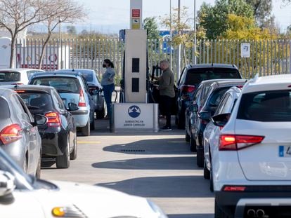 Cola de vehículos en una gasolinera de Sevilla el pasado viernes, el día en que entró en vigor el descuento de 20 céntimos.