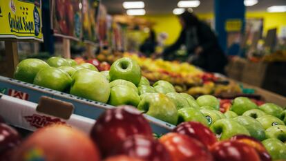 Fruterías de Santiago exponen el género a disposición de los clientes, con los precios adaptados a la subida general de los productos de la cesta de la compra.