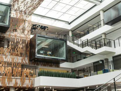 Imagen del Edificio 80 del campus de Microsoft en Redmond (Seattle). La compañía tiene 125 inmuebles. En vídeo, las claves de la reinvención de la tecnológica.
