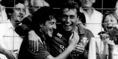 Michael Robinson y Enrique Martín celebran un gol de Osasuna en la temporada 1986-87 / AS