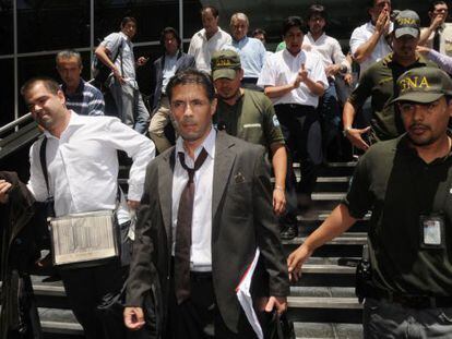 El juez argentino Walter Bento sale de la sede de Cablevisi&oacute;n.