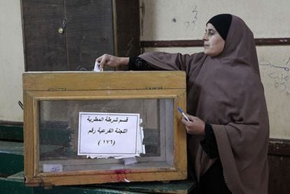 Una mujer vota en un distrito de El Cairo, en la segunda vuelta de las elecciones legislativas egipcias.