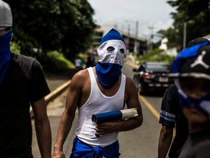 Jóvenes autoconvocados protestan en las calles de Managua en 2018.