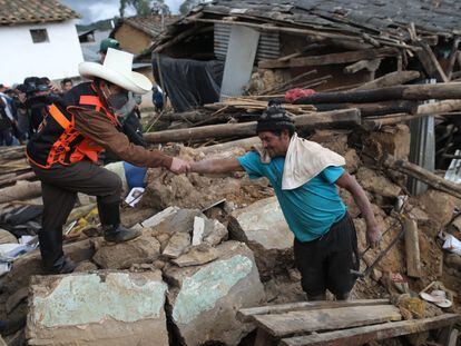 El presidente peruano Pedro Castillo saluda a un residente de La Jalca Grande tras el sismo de 7,5 grados que azotó la región amazónica en noviembre de 2021.