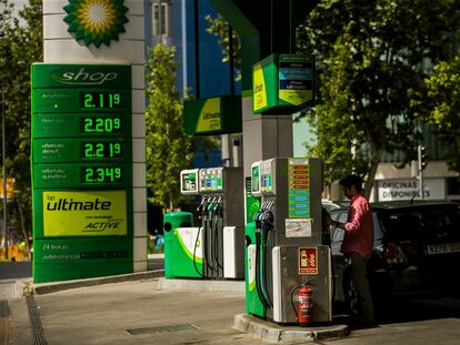 Un usuario reposta en una gasolinera de Madrid, el pasado 16 de junio.