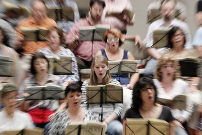 Un momento del ensayo de ayer en el Auditorio Nacional del Coro Nacional de España.