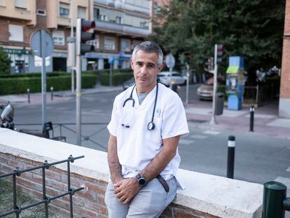 Antonio Cabrera, médico de familia, retratado en un parque infantil del barrio de la Elipa, el viernes 4 de septiembre.