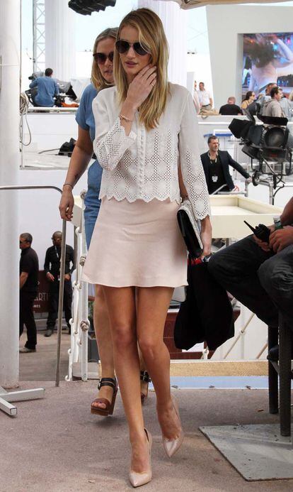 Rosie Huntington-Whiteley se paseó por las calles de Cannes con este romántico outfit. Todo un acierto.