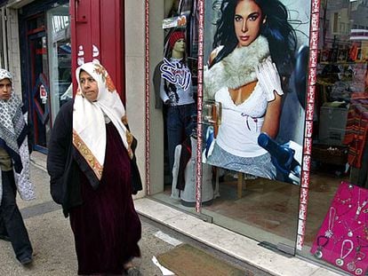 Mujeres palestinas pasan delante de una tienda de ropa en el centro de Ramala.