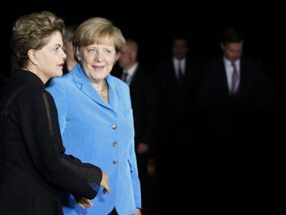 La mandataria brasileña Dilma Rousseff recibe a la canciller Merkel.