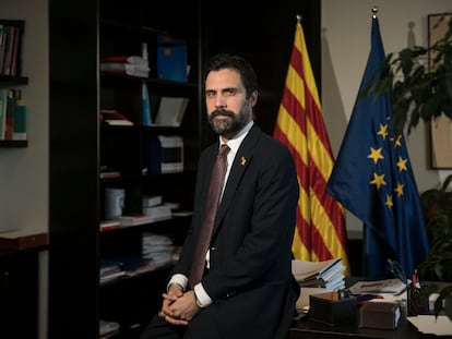 El consejero de Empresa y Trabajo de la Generalitat de Cataluña, Roger Torrent, en su despacho.