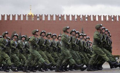 Soldados rusos desfilan este jueves en Moscú en el día de los paracaidistas.