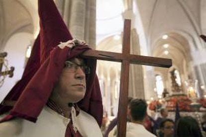 Un cofrade espera para salir en procesión desde La Catedral de La Laguna (Tenerife), con motivo de la procesión Magna de la Semana Santa, hoy Viernes Santo.