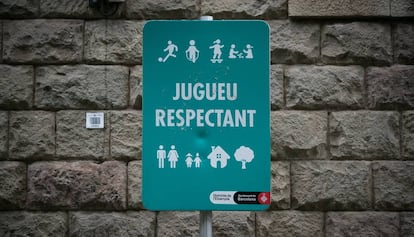 Un dels cartells de l'Ajuntament de Barcelona que han substituït la prohibició de jugar a pilota.