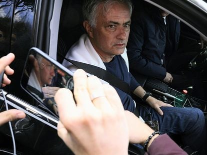 Mourinho, en el interior de un vehículo abandona el club Trigoria este lunes.