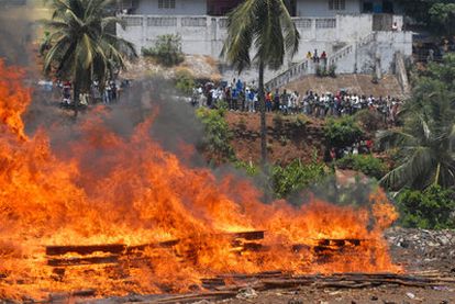 Incineración de 700 kilos de cocaína decomisados a narcotraficantes en Freetown (Sierra Leona) en 2009.