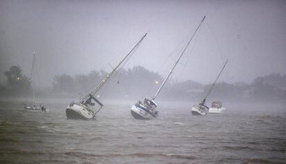 Barcos anclados en Venice, Florida. Lluvias torrenciales y fuertes vientos sacuden la costa suroccidental del Estado, mientras el ojo del huracán, la parte más peligrosa, ha tocado tierra en la zona de Cayo Costa, cerca de Fort Myers, con categoría 4 y vientos sostenidos de unos 240 kilómetros por hora.