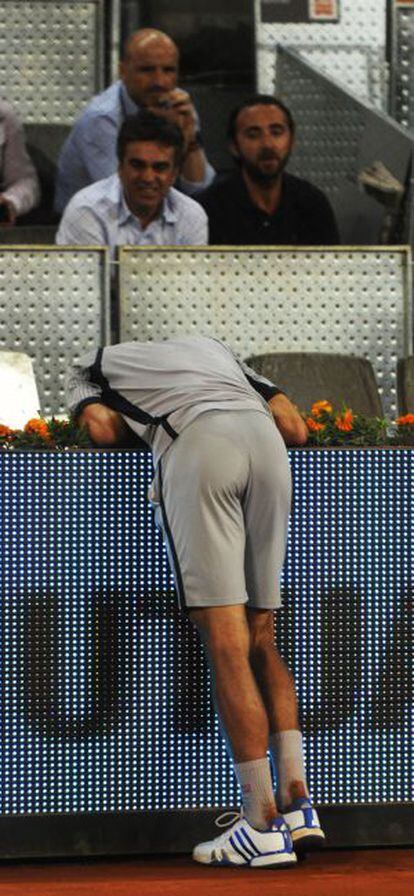 Djokovic se duele del tobillo durante el segundo set.