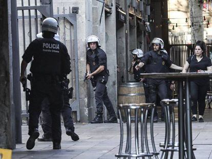 Operació policial al centre de Barcelona just després de l'atemptat.