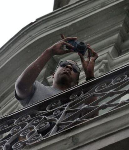 El rapero estadounidense Jay-Z, toma fotografías desde el balcón de su habitación en el Hotel Saratoga de La Habana (Cuba).