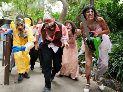 Algunos de los zombis invitados a la cena de sesos en Portaventura. 