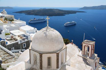 Santorini es otro de los destinos que padece las consecuencias de su popularidad. Para hacer frente al turismo masivo y su impacto, la isla griega va a limitar este año el número de pasajeros de cruceros que pueden llegar diariamente a la isla griega (de unos 15.000 habitantes): frente a los 12.000 que llegaban en días punta el año pasado, este 2018 podrán ser un máximo de 8.000. Las autoridades también han implementado un nuevo sistema para el control de los cruceros con el objetivo de distribuir mejor sus llegadas y salidas. Según un estudio de la Universidad de Aegean y de la organización Dianeosis, el gran número de visitantes que llega no solo ha provocado un considerable aumento de la construcción, sino que ha generado problemas de suministro de agua y en el tratamiento de residuos, además de un incremento de la contaminación.