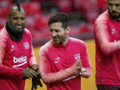 Vidal, Messi y Suárez, en Old Trafford.