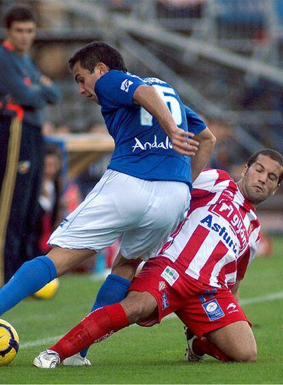 Orellana intenta llevarse el balón