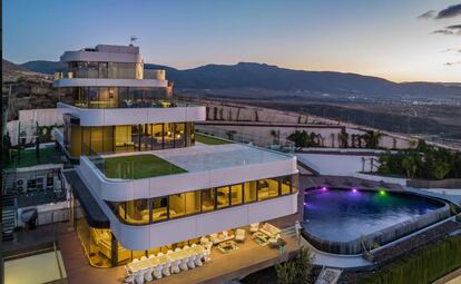 Vista exterior de la villa, con las dos piscinas.