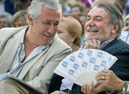Mayor Oreja, derecha, conversa con Javier Arenas en Sevilla
